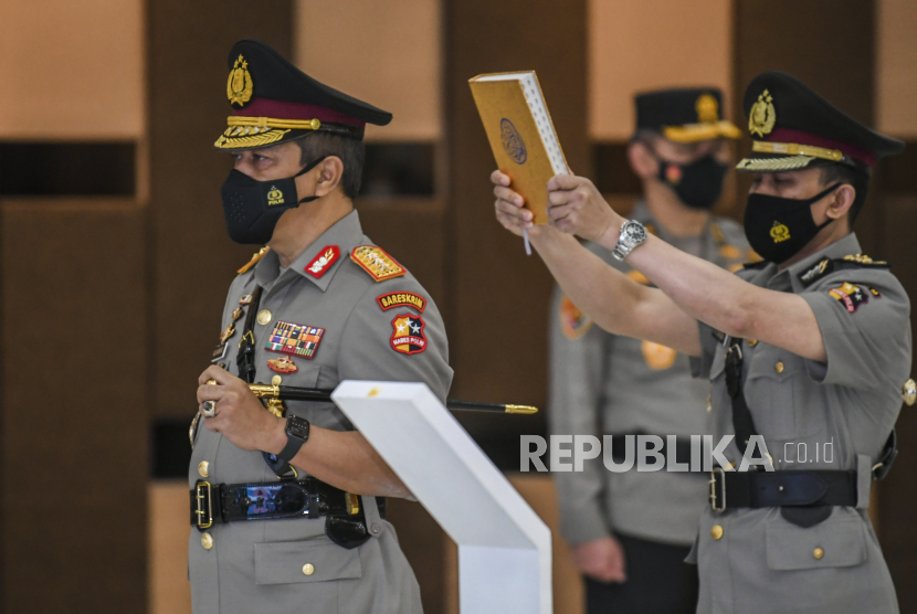 Kabareskrim Polri Komjen Pol Agus Andrianto (kiri) mengucapkan sumpah jabatan saat upacara pelantikan dan serah terima jabatan pejabat tinggi Polri di Mabes Polri, Jakarta, Rabu (24/2).