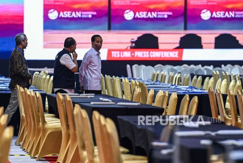 Presiden Joko Widodo (kanan) didampingi Menteri Komunikasi dan Informatika Budi Arie Setiadi (tengah) dan Dirjen Informasi dan Komunikasi Publik (IKP) Kominfo Usman Kansong (kiri) meninjau media center KTT ke-43 ASEAN 2023 di Jakarta Convention Center, Jakarta, Jumat (1/9/2023)