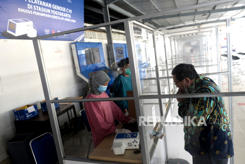 Calon penumpang menjalani tes GeNose C19 di Stasiun Yogyakarta, Kamis (6/5). Pada hari pertama larangan mudik suasana Stasiun Yogyakarta sepi. Meski ada keberangkatan kereta api jarak jauh, bukan peruntukan mudik. Larangan mudik ini berlaku mulai hingga 17 Mei mendatang.