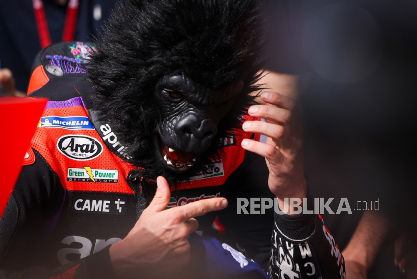 Pembalap Spanyol Maverick Vinales dari Aprilia Racing mengenakan topeng gorila. 