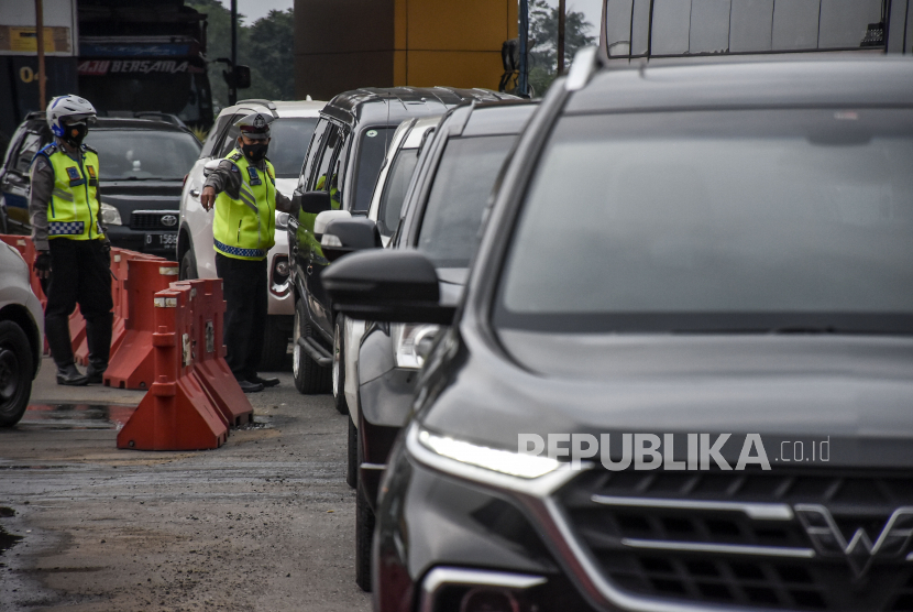 Satuan Lalu Lintas Kepolisian Resor Kota (Satlantas Polresta) Bandung mencatat sudah ada 836 unit kendaraan pemudik yang diputarbalikkan sejak adanya larangan mudik di delapan titik penyekatan di Kabupaten Bandung, Jawa Barat. Kendaraan paling banyak diputarbalik di Gerbang Tol Cileunyi.