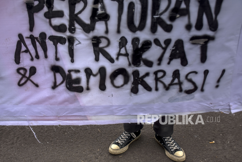 Mahasiswa berunjuk rasa di depan Gedung Sate, Jalan Diponegoro, Kota Bandung, Provinsi Jawa Barat, Selasa (28/2/2023). Dalam unjuk rasa tersebut mereka menuntut pemerintah segera mencabut Peraturan Pemerintah Pengganti Undang-Undang (Perppu) Nomor 2 tahun 2022 tentang Cipta Kerja (Ciptaker).
