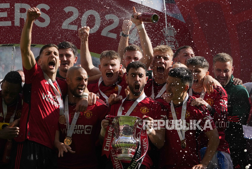 Para pemain Manchester United merayakan gelar juara Piala FA setelah mengalahkan Manchester City 2-1 pada final di Stadion Wembley, Sabtu (25/5/2024).
