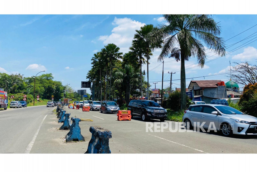 Situasi arus lalu lintas menuju kawasan Puncak di Simpang Gadog, Kabupaten Bogor pada Jumat (7/3/2023). 