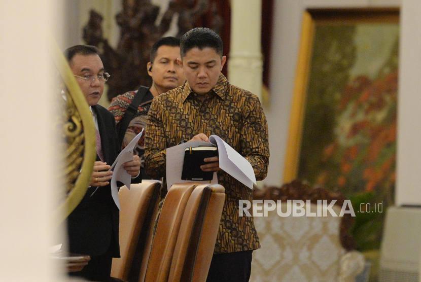 Sekretaris Kabinet Teddy Indra Wijaya dan Ketua Harian DPP Partai Gerindra Sufmi Dasco Ahmad.