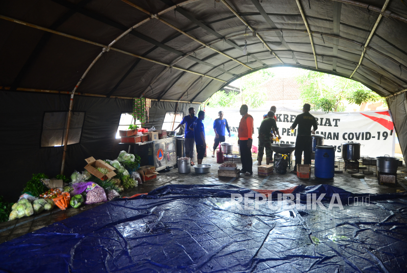 Sejumlah relawan menyiapkan bahan makanan di dapur umum korban banjir di Desa Kedungdowo, Kaliwungu, Kudus, Jawa Tengah, Senin (1/2/2021). Dapur umum yang dibuka oleh Badan Penanggulangan Bencana Daerah (BPBD) tersebut untuk membantu menyediakan makanan bagi korban banjir di Kudus. 