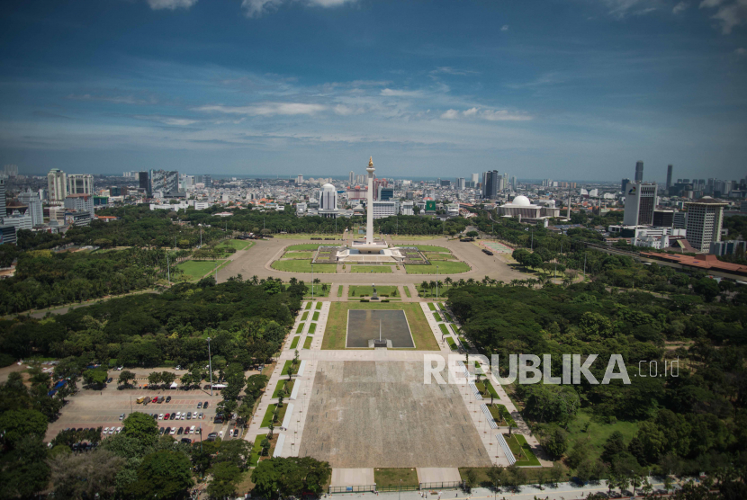 Suasana langit biru di Jakarta terlihat di menara Perpustakaan Nasional, Jakarta.