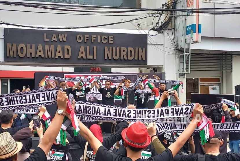 Seratus lebih advokat mengikuti aksi untuk memberikan dukungan terhadap Palestina di Jalan Braga, Kota Bandung, Jawa Barat, Sabtu (25/11/2023). 