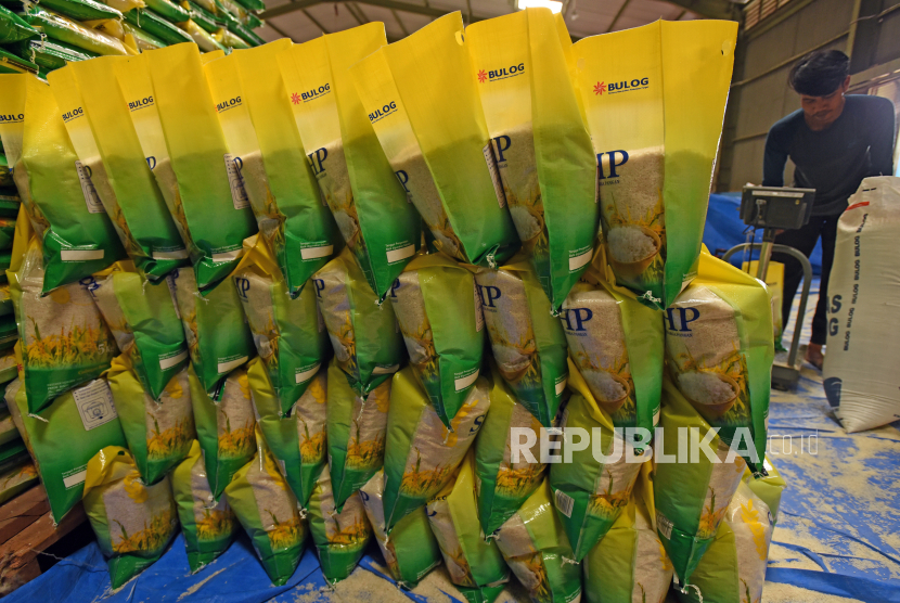 Pekerja mengemas paket beras SPHP ukuran 5 kilogram di Gudang Bulog Serang, Banten, Kamis (15/2/2024).