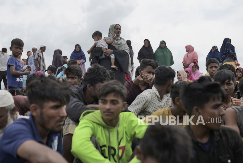  Puluhan warga etnis Rohingya terdampar di Desa Lampanah Leugah, Kecamatan Seulimeuem, Aceh Besar, Aceh, Kamis (16/2/2023). Para imigran Rohingya ini mulai diserang berbagai penyakit seperti demam, flu dan batuk, di penampungan Unit Pelaksana Teknis Dinas (UPTD) setempat.