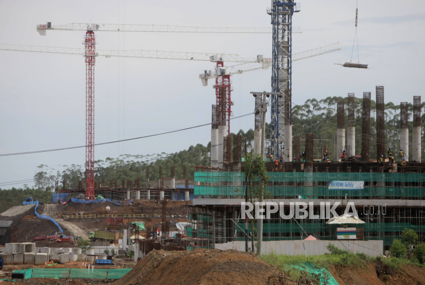 Suasana pembangunan gedung di Kawasan Inti Pusat Pemerintahan (KIPP) Ibu Kota Negara (IKN) Nusantara, Penajam Paser Utara, Kalimantan Timur, Kamis (7/12/2023). 