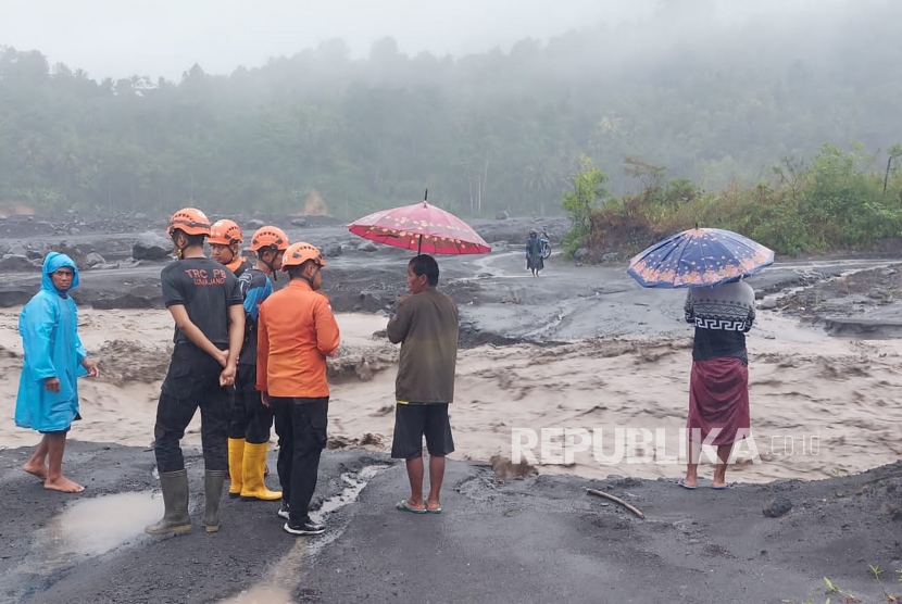 Petugas BPBD lumajang bersama warga meninjau lokasi banjir lahar hujan di DAS Gunung Semeru, Lumajang, Jawa Timur, Jumat (7/7/2023). Banjir tersebut menyebabkan jembatan penghubung Malang-Lumajang terputus dan longsor di beberapa lokasi yang mengakibatkan tiga orang meninggal dunia.  