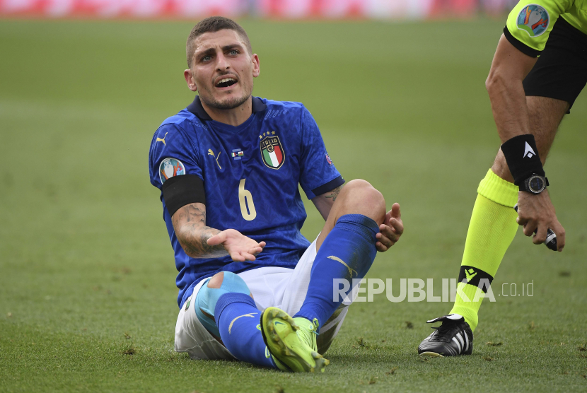Reaksi pemain timnas Italia Marco Verratti setelah dilanggar lawan.