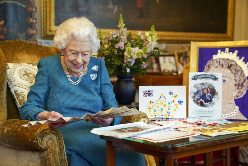 Ratu Inggris Elizabeth II melihat pajangan memorabilia dari Golden dan Platinum Jubilees-nya di Ruang Oak di Kastil Windsor, Windsor, Inggris, dalam gambar tak bertanggal tetapi baru-baru ini yang dirilis pada Jumat 4 Februari 2022. Masjid Newport Gelar Doa Khusus untuk Ratu Elizabeth II