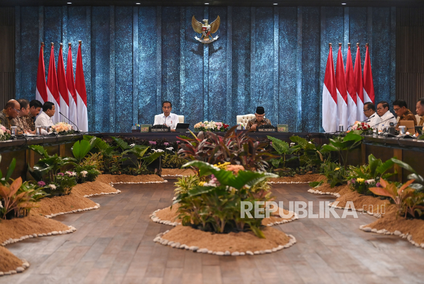 Presiden Joko Widodo didampingi Wakil Presiden Maruf Amin memimpin sidang kabinet paripurna di Istana Garuda, Ibu Kota Nusantara (IKN), Kaltim.