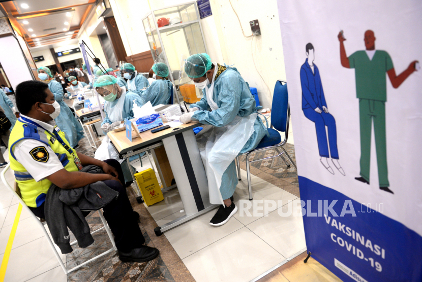 Petugas antre mengikuti vaksinasi Covid-19 massal di Bandara Internasional Adisucipto, Yogyakarta, Kamis (25/3). Sebanyak 854 petugas di lingkup Bandara Internasional Adisucipto disuntik vaksin Covid-19 tahap pertama.