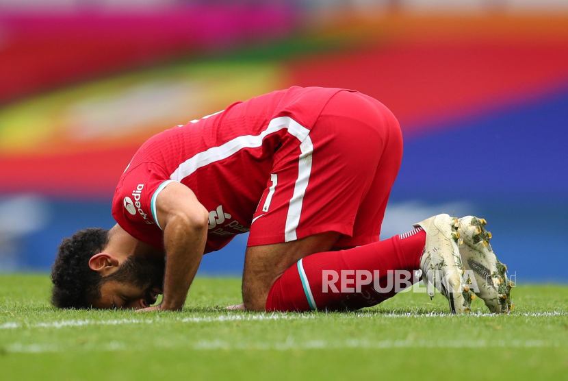 Mohamed Salah sujud syukur usai cetak gol