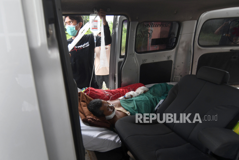 Salah satu korban luka insiden ledakan smelter ITSS di kawasan IMIP di dalam ambulans saat akan dirujuk ke Kendari di RSUD Morowali di Kabupaten Morowali, Sulawesi Tengah, Selasa (26/12/2023). 