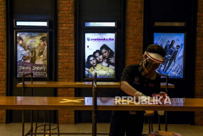 Petugas membersihkan meja di area bioskop CGV Cinemas di Bandung Electronic Center, Kota Bandung, Jawa Barat. BPPD Kota Bandung menyampaikan, perolehan pajak dari restoran, hotel, dan tempat hiburan belum signifikan akibat pandemi Covid-19.