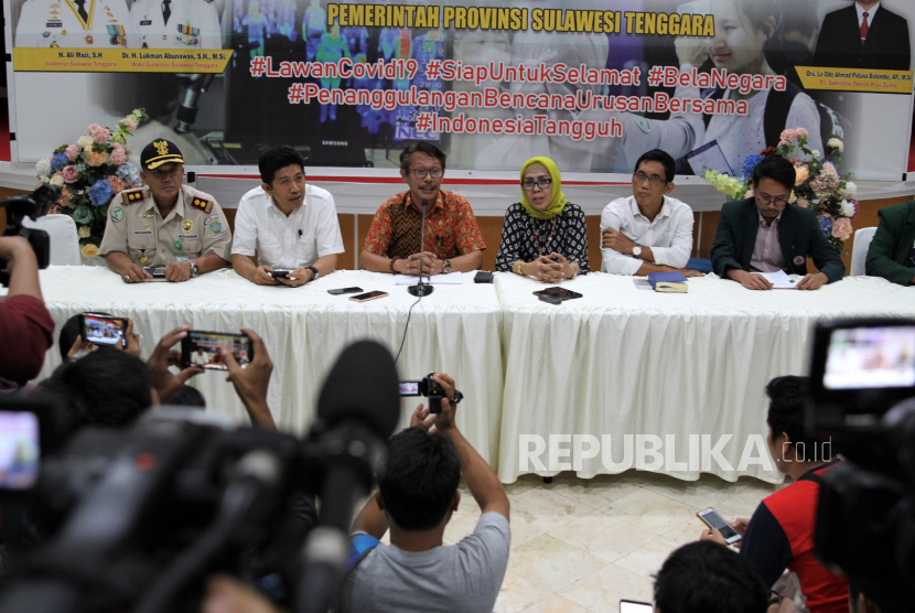 Juru bicara gugus tugas COVID-19 Sulawesi Tenggara La Ode Rabiul (ketiga kiri) dan Kepala Dinas Kesehatan Provinsi Sulawesi Tenggara dr Andi Hasna (kedua kanan) saat memberikan keterangan pasien positif virus COVID-19 di Rujab Gubernur Sulawesi Tenggara, Kamis (19/3/2020).