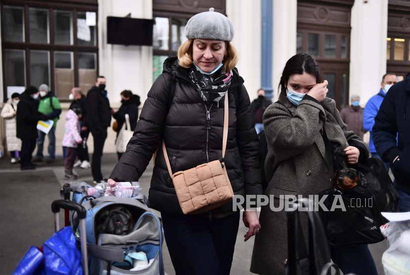 Pengungsi yang melarikan diri dari Ukraina, tiba dengan anjing mereka di stasiun Nyugati di Budapest, Hongaria, pada Senin, 28 Februari 2022. 