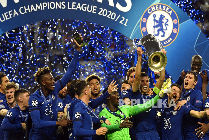 Para pemain Chelsea merayakan dengan trofi setelah memenangkan final Liga Champions UEFA antara Manchester City dan Chelsea FC di Porto, Portugal, Ahad (30/5) pagi WIB.