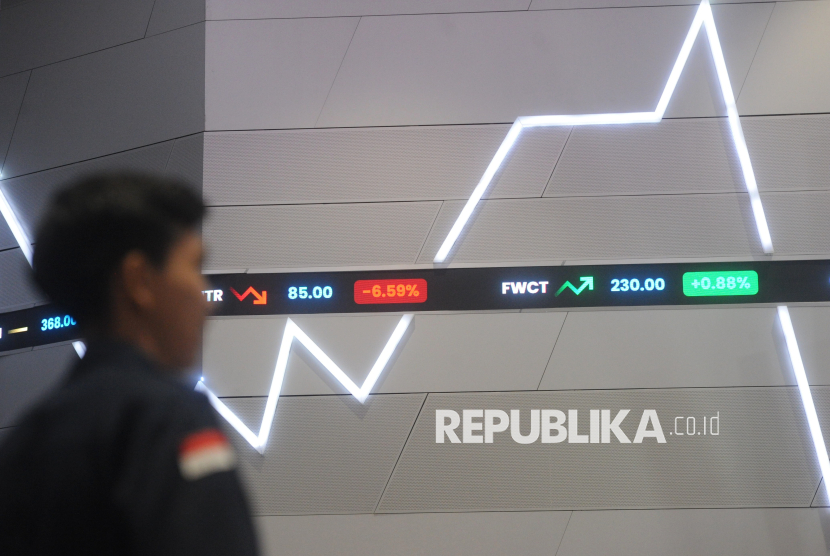 Karyawan mengamati Layar eletronik pergerakan perdagangan saham di Bursa Efek Indonesia (BEI), Jakarta, Rabu (19/3/2024). Indeks Harga Saham Gabungan (IHSG) menguat setelah turun dalam empat hari perdagangan berturut-turut. Pada penutupan Rabu (19/3), IHSG naik 1,42% atau 88,27 poin ke 6.311,66 pada perdagangan di Bursa Efek Indonesia (BEI).