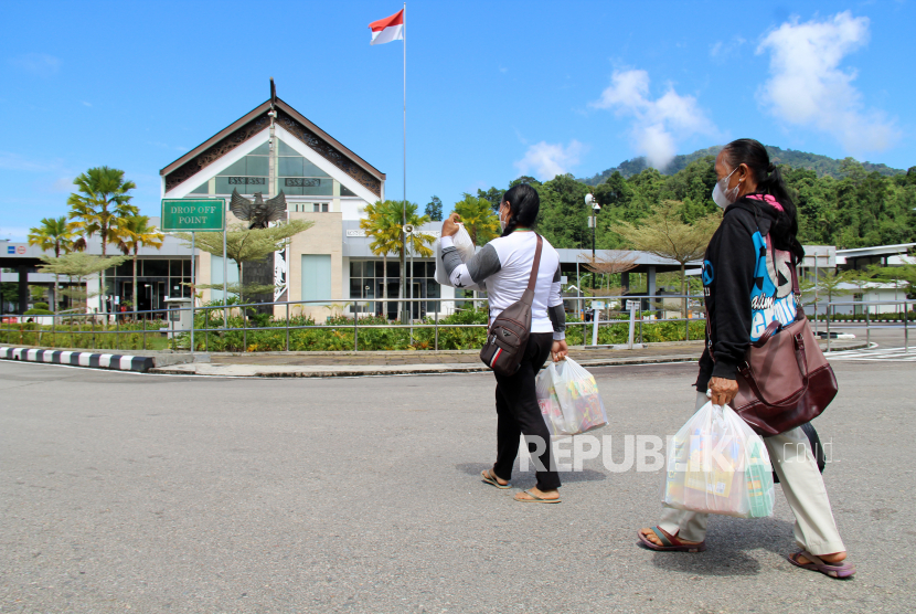 Dua pelintas batas dari Malaysia memasuki kawasan Pos Lintas Batas Negara (PLBN) Entikong.
