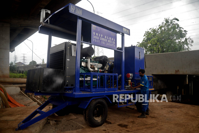 Petugas memeriksa pompa air mobile di Kawasan Cipinang Melayu,Kalimalang, Jakarta. Ilustrasi.