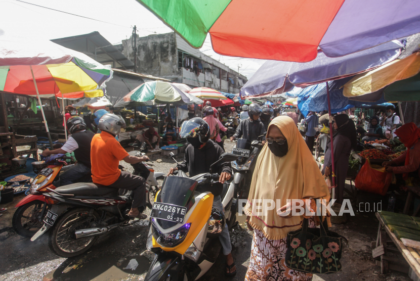 Sejumlah warga memadati kawasan Pasar Besar di Palangkaraya, Kalimantan Tengah, Sabtu (23/5/2020).