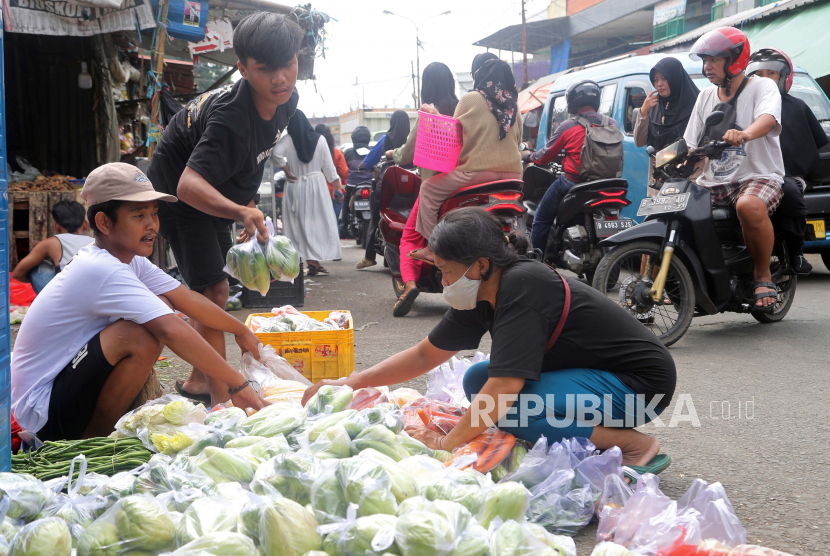  Pedagang sayuran menggelar dagangannya di jalan di pasar tradisional di Bogor, Rabu (3/5/2023). Badan Pusat Statistik mencatat indeks harga konsumen per April 2023 naik 0,33 persen (mtm).