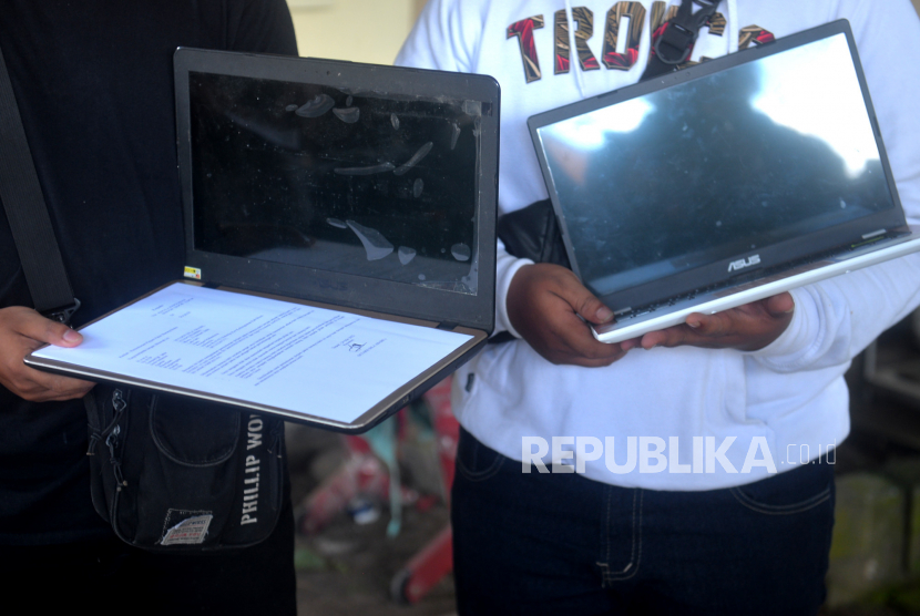 Korban menunjukan barang bukti pencurian laptop (ilustrasi).