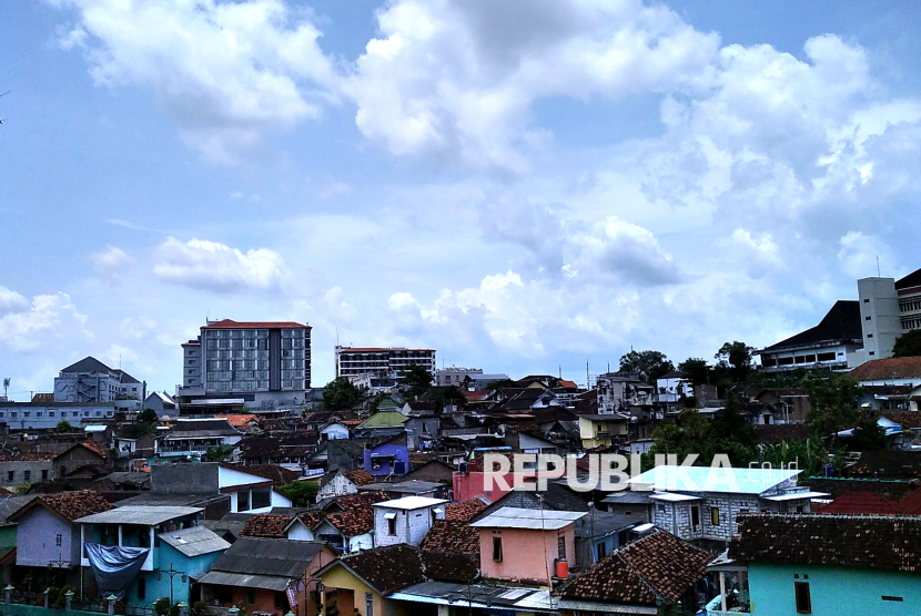 Permukiman padat penduduk di sekitar Sungai Code, Yogyakarta, Kamis (19/1/2023). Badan Pusat Statistik (BPS) mencatat bahwa Daerah Istimewa Yogyakarta (DIY) menjadi provinsi termiskin di Pulau Jawa Jawa per September 2022. BPS melaporkan persentase penduduk miskin di DIY per September mencapai 11,49 persen. Meski demikian, jumlah ini menurun jika dibandingkan pada Maret 2022 yakni 11,34 persen.