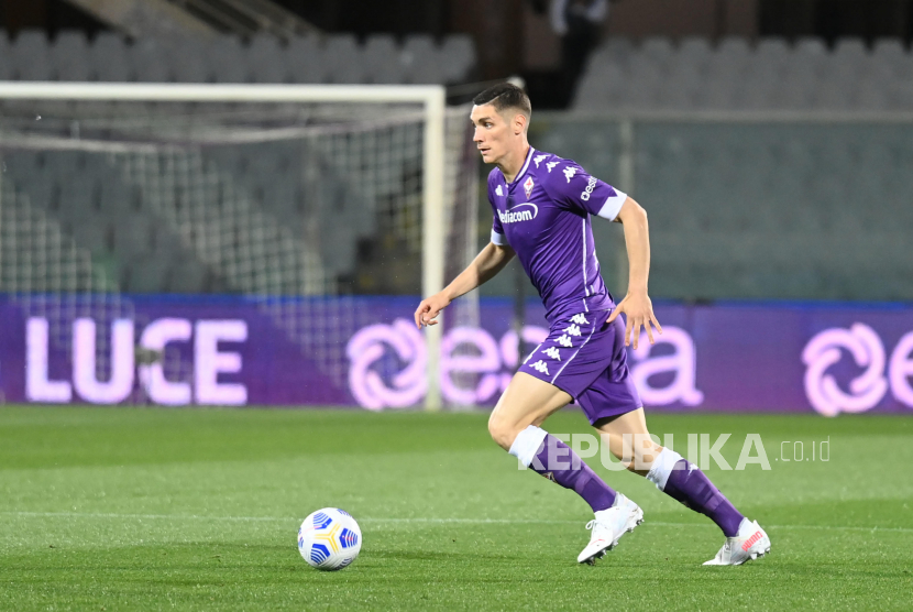 Bek Fiorentina Nikola Milenkovic beraksi saat pertandingan sepak bola Serie A Italia antara ACF Fiorentina dan SS Lazio di stadion Artemio Franchi di Florence, Italia, 08 Mei 2021.