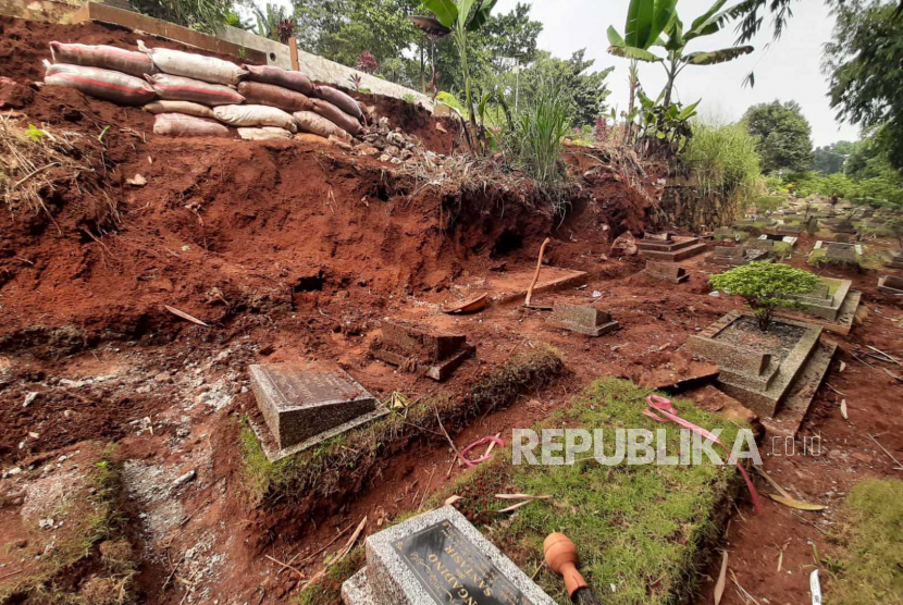 10 makam di Tempat Pemakaman Umum (TPU) Kalimulya 2 di Kecamatan Cilodong, Kota Depok tertimbun longsor sejak Selasa (25/4/2023). Petugas baru selesai melakukan pembersihan makam dari timbunan tanah pada hari ini, atau Selasa (2/5/2023).