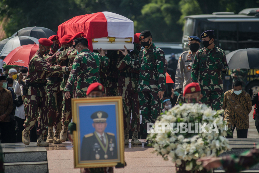 Prajurit TNI melakukan upacara pemakaman mantan KSAD ke-27 Jenderal (Purn) Pramono Edhie Wibowo di Taman Makam Pahlawan Kalibata, Jakarta Selatan, Ahad (14/6).