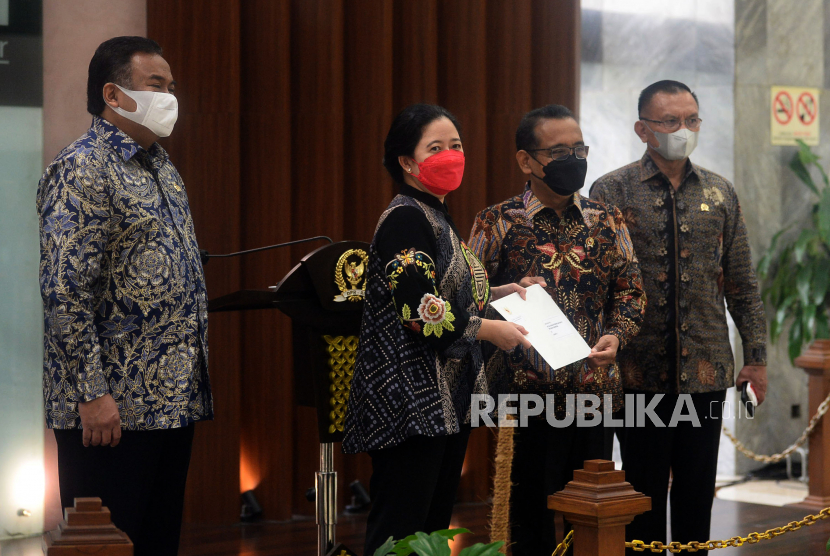 Mensesneg Pratikno menyerahkan Surpres Presiden Joko Widodo kepada Ketua DPR Puan Maharani usai memberikan keterangan di Media Center DPR, Kompleks Parlemen, Senayan, Jakarta, Rabu (3/11). DPR telah menerima Surat Presiden (Surpres) mengenai pencalonan KSAD Jenderal Andika Perkasa sebagai calon tunggal Panglima TNI mengantikan Marsekal Hadi Tjahjanto yang akan memasuki masa pensiun.