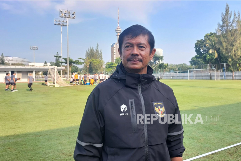 Pelatih timnas Indonesia U-22 Indra Sjafri saat memimpin latihan di Lapangan ABC Gelora Bung Karno, Jakarta, belum lama ini.
