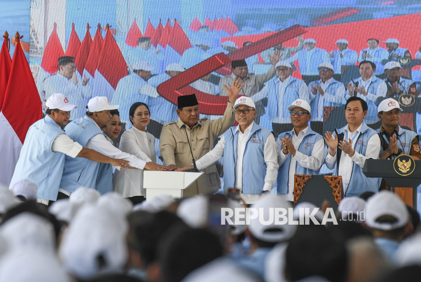 Presiden Prabowo Subianto (tengah) didampingi (dari kiri) Mendagri Tito Karnavian, Menteri Koperasi Budi Arie Setiadi, Ketua Komisi IV DPR Titiek Soeharto, Ketua DPR Puan Maharani, Menko Bidang Pangan Zulkifli Hasan, Menteri Desa dan Pembangunan Daerah Tertinggal Yandri Susanto, Ketua DPD Sultan Bachtiar Najamudin, Gubernur Jawa Tengah Ahmad Luthfi menekan tombol untuk meresmikan Koperasi Desa/Kelurahan Merah Putih di Desa Bentangan, Klaten, Jawa Tengah, Senin (21/7/2025). Presiden Prabowo Subianto meresmikan kelembagaan 80.000 Koperasi Desa/Kelurahan Merah Putih yang dipusat kan di Klaten. 