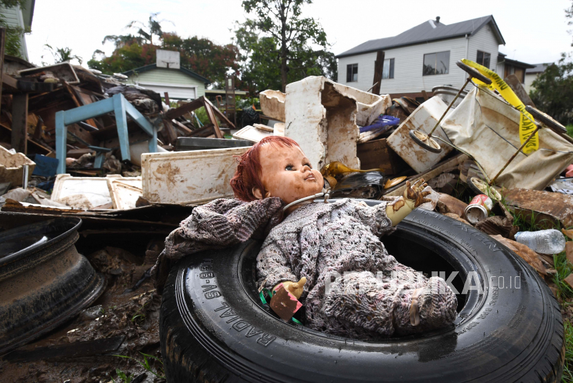  Boneka seorang anak terlihat di antara barang-barang yang rusak akibat banjir, (ilustrasi). Hingga Maret 2022, BNPB mencatat 1.137 bencana terjadi di Indonesia.