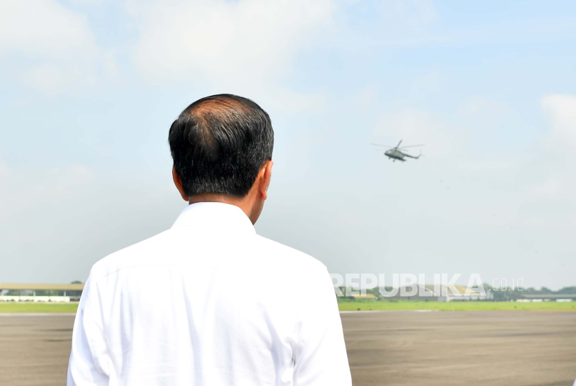 Presiden Joko Widodo (Jokowi). Presiden Jokowi meresmikan perbaikan jalan di Jawa Timur menelan Rp 925 miliar.