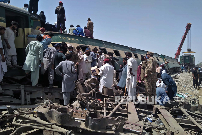 Korban Kecelakaan Kereta Pakistan Jadi 63 Orang. Tentara dan sukarelawan bekerja di lokasi tabrakan kereta api di distrik Ghotki di Pakistan selatan, Senin, 7 Juni 2021. Dua kereta ekspres bertabrakan di Pakistan selatan Senin pagi, menewaskan puluhan penumpang, kata pihak berwenang, ketika penyelamat dan penduduk desa bekerja untuk menarik orang terluka dan lebih banyak mayat dari reruntuhan.