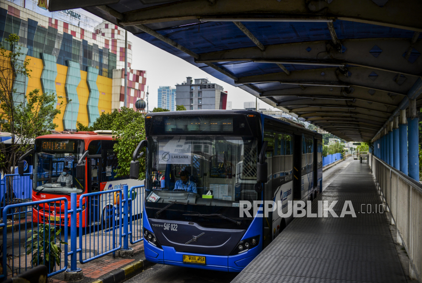 Bus Transjakarta menunggu penumpang di Halte Transjakarta Blok M, Jakarta, Rabu (14/7). Warga DKI rata-rata mengeluarkan Rp 500 ribu per bulan untuk ongkos transportasi.