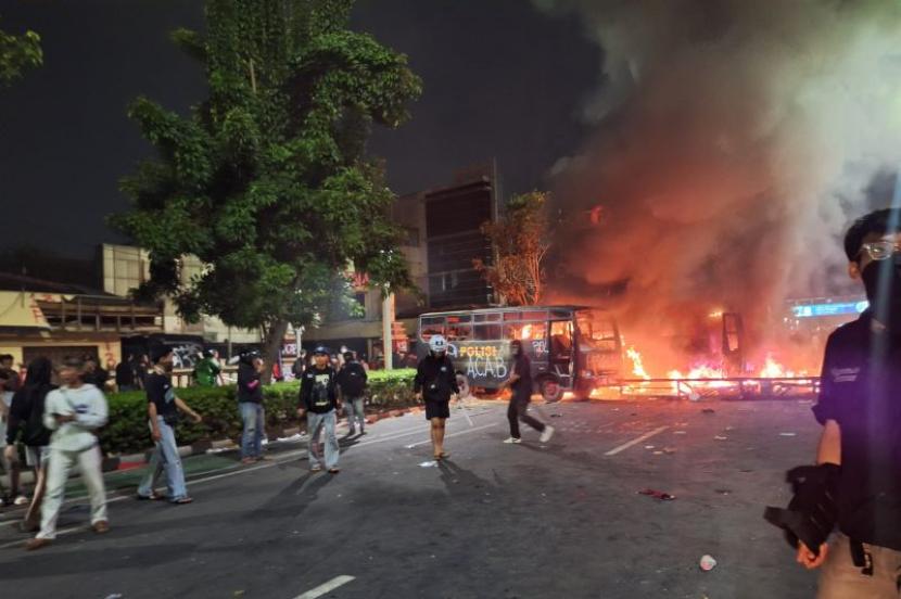 Massa bakar dua bus polisi di markas Gegana Jakarta Pusat.