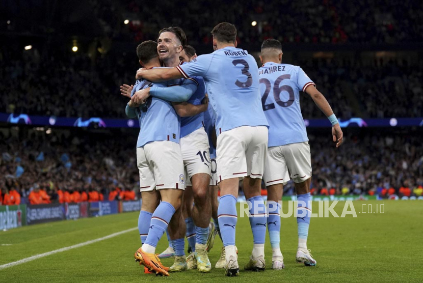 Pemain Manchester City Jack Grealish merayakan gol bersama rekan-rekannya. 