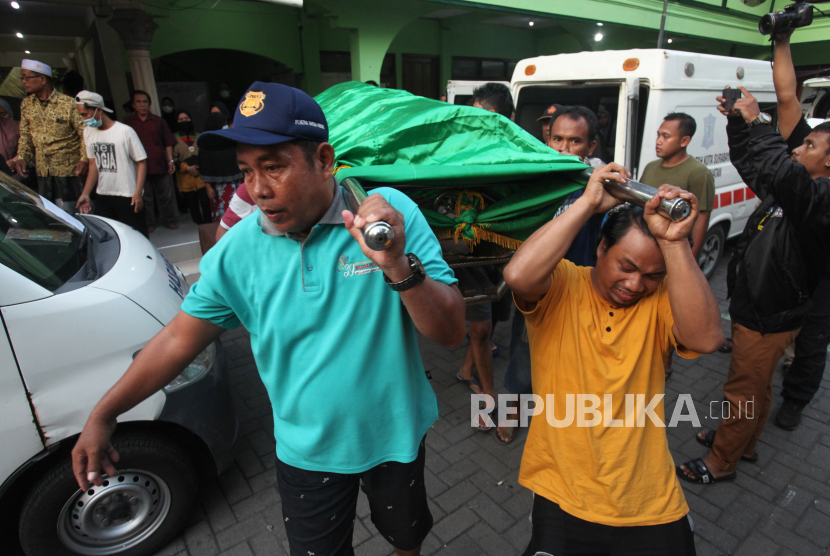 Warga mengangkat jenazah korban kecelakaan bus pariwisata untuk dimakamkan di Makam Islam Benowo, Surabaya, Jawa Timur, Senin (16/5/2022). Walkot Eri Cahyadi menginginkan korban kecelakaan tol dirawat di Surabaya.
