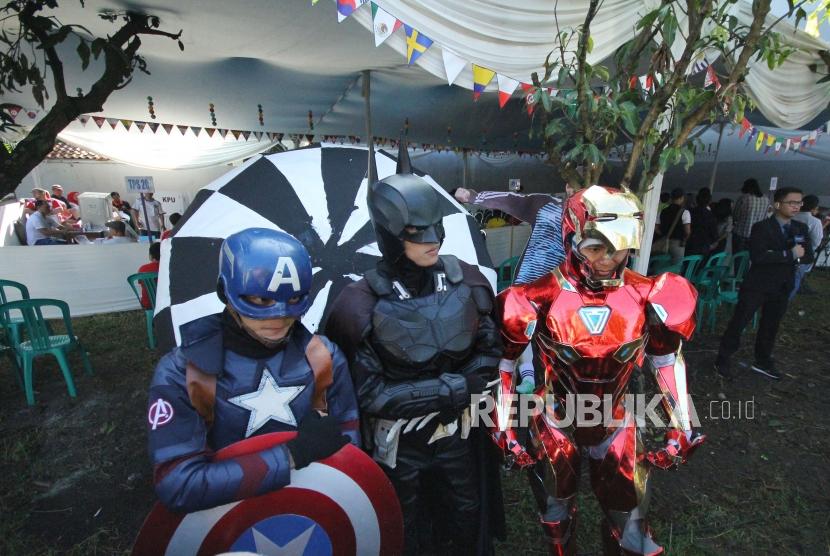 Petugas memakai kostum super hero dalam Pilkada Serentak 2018, di Tempat Pemungutan Suara (TPS) 20, 21 dan 22, di Cigadung, Kota Bandung, Rabu (27/6).