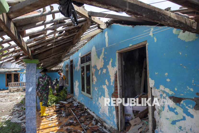 Personel TNI dan Polri memeriksa rumah warga yang rusak akibat diterjang angin puting beliung di Desa Pabean ilir, Pasekan, Indramayu, Jawa Barat, (Ilustrasi)