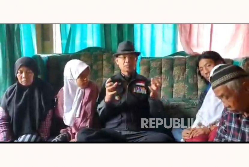  Bupati Majalengka Karna Sobahi mengunjungi tempat tinggal Amelia Putri (Amel) di Kampung Cintapada, Desa Kalapadua, Kecamatan Lemahsugih, Kabupaten Majalengka, Jawa Barat, Senin (12/6/2023). 