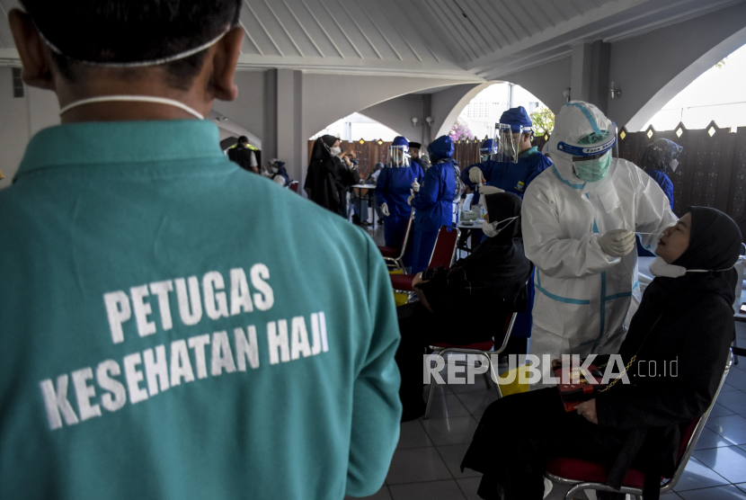Petugas kesehatan melakukan tes usap PCR kepada calon haji di area Masjid Pusdai, Kota Bandung, Selasa (28/6/2022). Calhaj Tahun Depan Diingatkan Jaga Kondisi Istithaah Sejak di Daerah